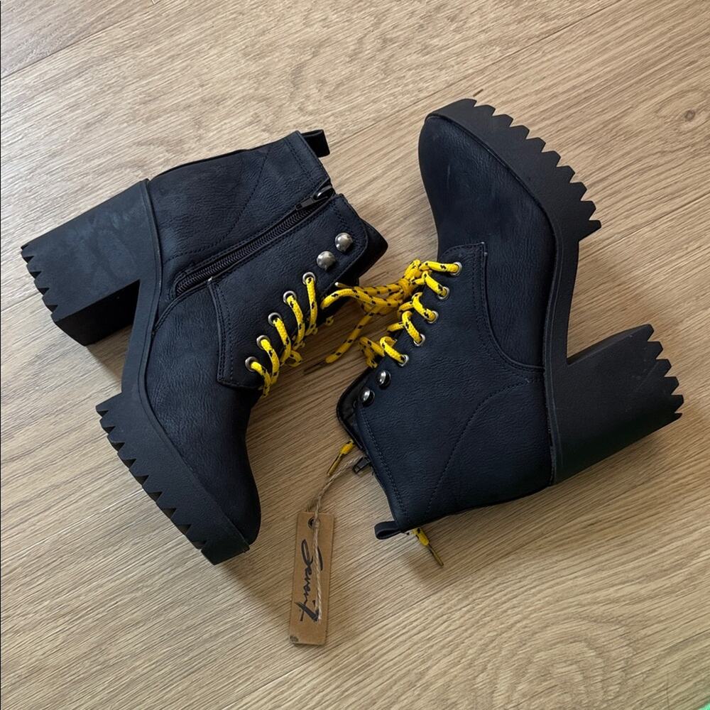 Seven Flatiron Black Lace-Up Combat Boots with Yellow Accents Size 8 NEW!